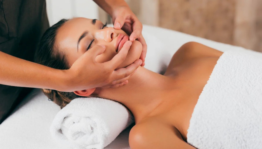 The La Mer Miracle Broth™ Facial